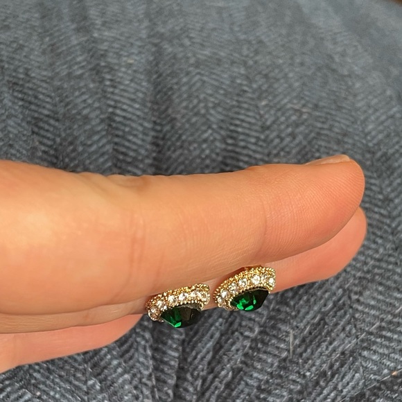 Stud earrings emerald colour crystals round shaped gold tone perfect condition - Picture 2 of 3